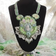 Collana a pettorale Anisse Haute-Couture ricamata con pizzo antico, cabochon in resina con ritratto di donna.